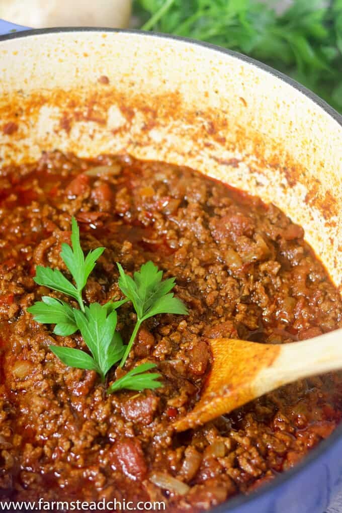 This Paleo & Whole30 Chili uses only 8 ingredients (+S&P), comes together quickly and easily with minimal cleanup, and is still healthy and kid-friendly!