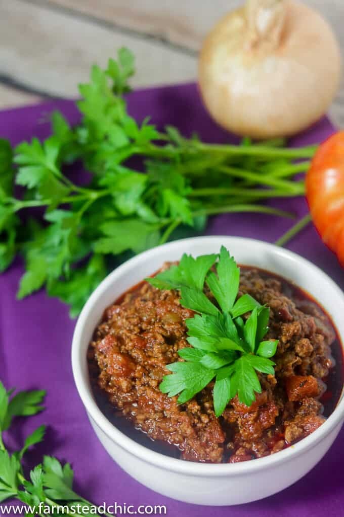 This Paleo & Whole30 Chili uses only 8 ingredients (+S&P), comes together quickly and easily with minimal cleanup, and is still healthy and kid-friendly!