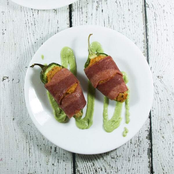 These yummy, HEALTHY bacon-wrapped Paleo & Whole30 Jalapeño Poppers require only 6 ingredients (+S&P)! What are you waiting for??