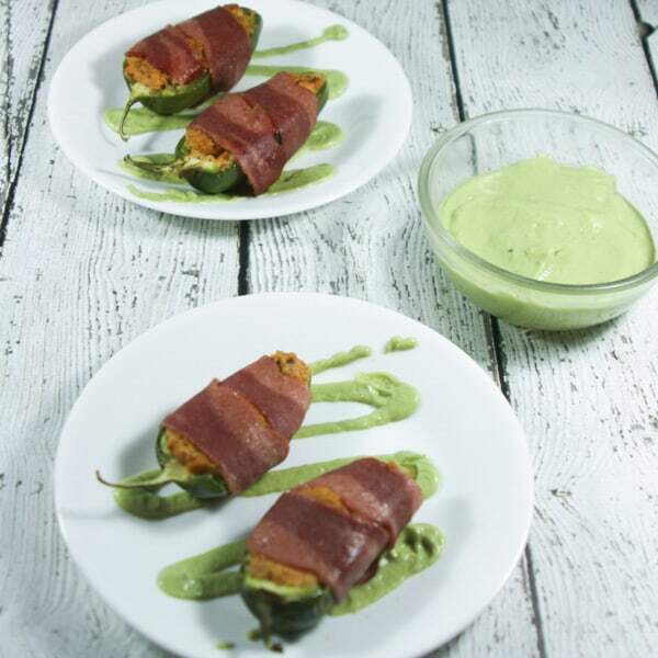 These yummy, HEALTHY bacon-wrapped Paleo & Whole30 Jalapeño Poppers require only 6 ingredients (+S&P)! What are you waiting for??