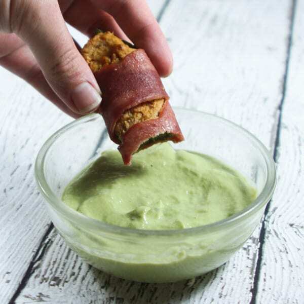 These yummy, HEALTHY bacon-wrapped Paleo & Whole30 Jalapeño Poppers require only 6 ingredients (+S&P)! What are you waiting for??