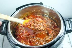 This Instant Pot Chili is Paleo + Whole30 compliant and only requires 8 ingredients (+S&P). The perfect raid-your-pantry healthy, tasty, weeknight meal.