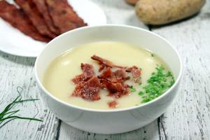 This Dairy-Free and Whole30 Potato Leek Soup will knock your fuzzy winter socks off! Smooth, creamy and spicy (+ healthy), it is the perfect winter pick-you-up.