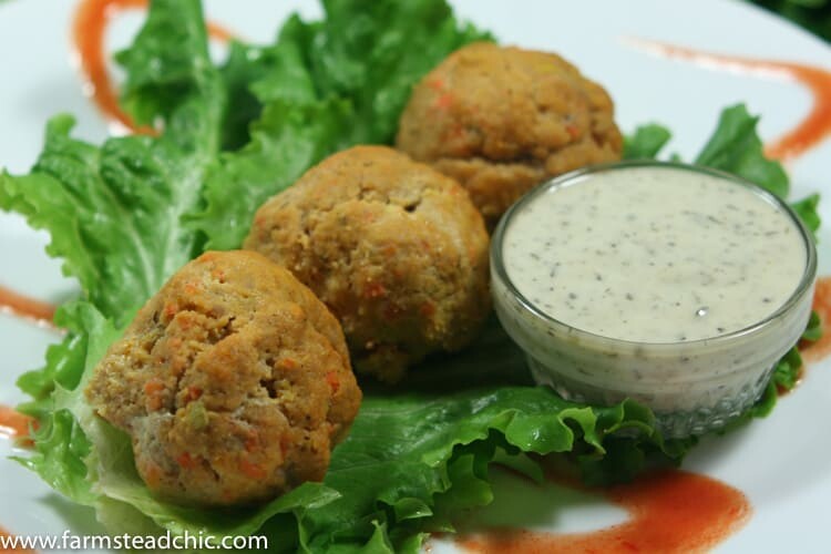These Paleo and Whole30 Buffalo Chicken Meatballs are the perfect combo of spice + tang + meaty deliciousness. Wrap in gorgeous green lettuce leaves & drizzle with Whole30-approved ranch dressing. You'd never know they are good for you! <3